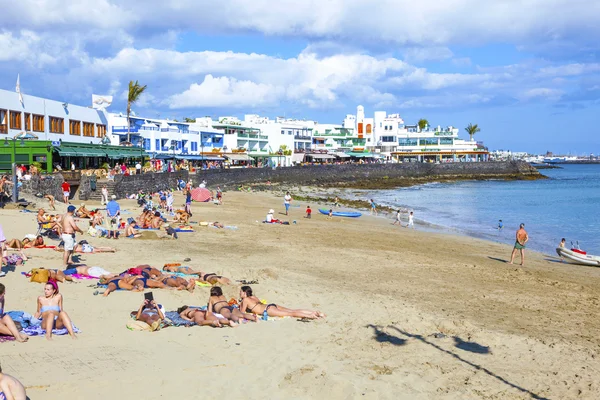 Disfrutar de la hermosa playa artificial Playa Dorada — Foto de Stock