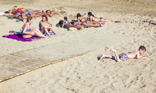 Geniet van de kunstmatige beauitiful strand playa dorada — Stockfoto
