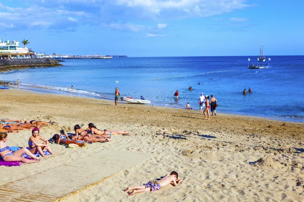 Njut av den konstgjorda beauitiful stranden playa dorada — Stockfoto