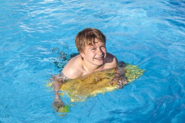 çocuk havuzu bir sörf üzerinde rahatlatıcı