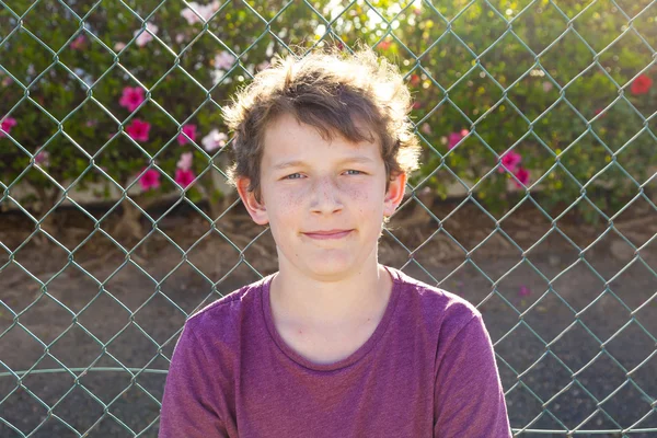 Retrato al aire libre del chico sonriente inteligente —  Fotos de Stock