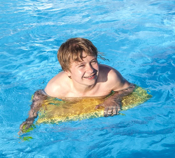 少年はプールでサーフボードでリラックス — ストック写真