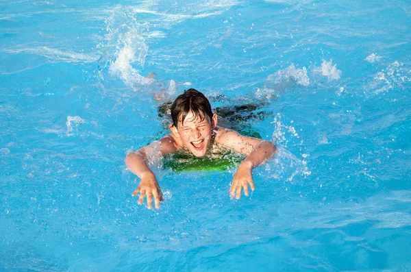 男孩在池中的冲浪板上有乐趣 — 图库照片