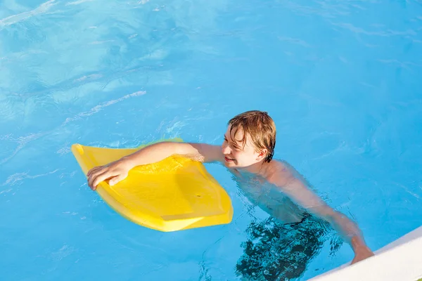 Ragazzo nuotare in piscina — Foto Stock