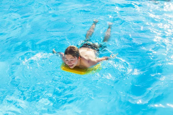 少年はプールでサーフィン — ストック写真