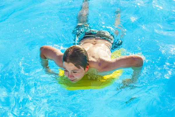 Junge surft im Pool — Stockfoto
