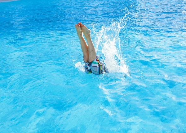 Menino pulando na piscina — Fotografia de Stock