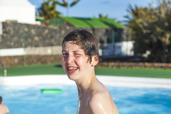 Menino nadando na piscina — Fotografia de Stock