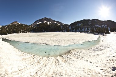 krater Gölü ile kar üzerinde mount lassen Milli Park