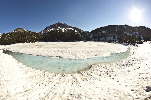 Lago cratera com neve no Monte Lassen no parque nacional — Fotografia de Stock