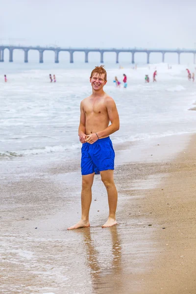 Fiatal fiú a strandon — Stock Fotó