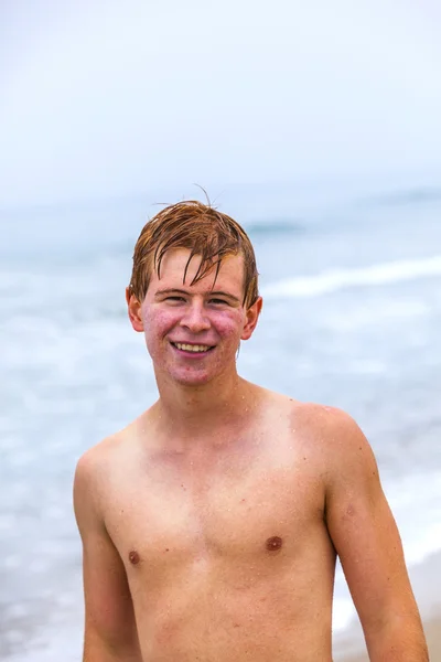 Молодий хлопчик на пляжі — стокове фото
