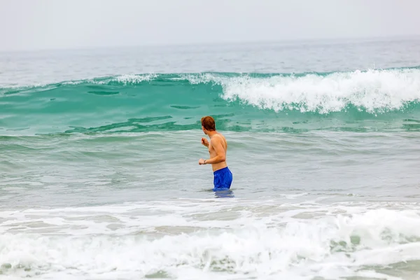 Çocuk eğlenceli dalgalar halinde vardır. — Stok fotoğraf
