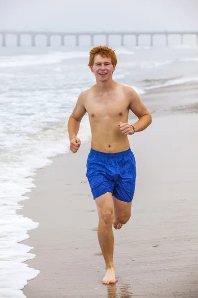 Plajda çekici genç çocuk — Stok fotoğraf