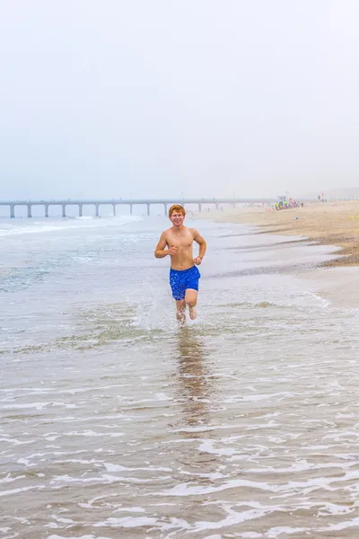 Attraktiver kleiner Junge am Strand — Stockfoto