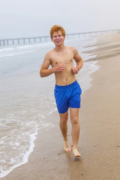 Attrayant jeune garçon à la plage — Photo