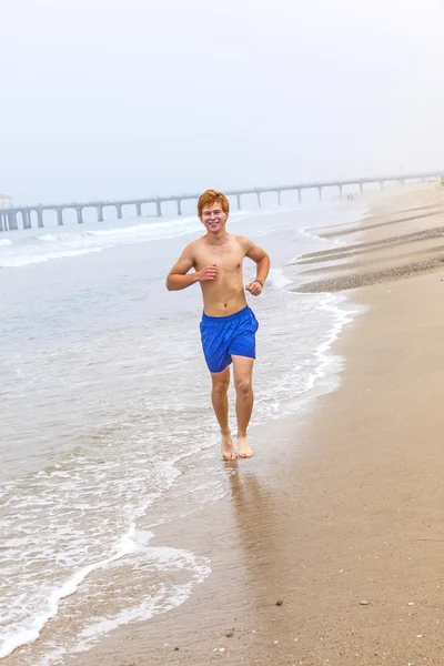 浜の魅力的な若い少年 — ストック写真