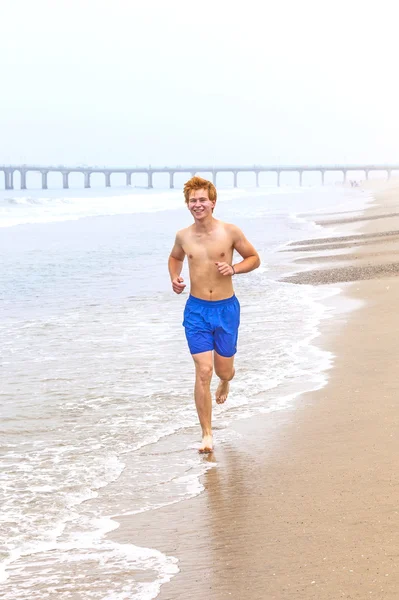 Atraktivní mladý chlapec na pláži — Stock fotografie