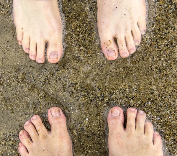 Ноги отца и сына на пляже — стоковое фото