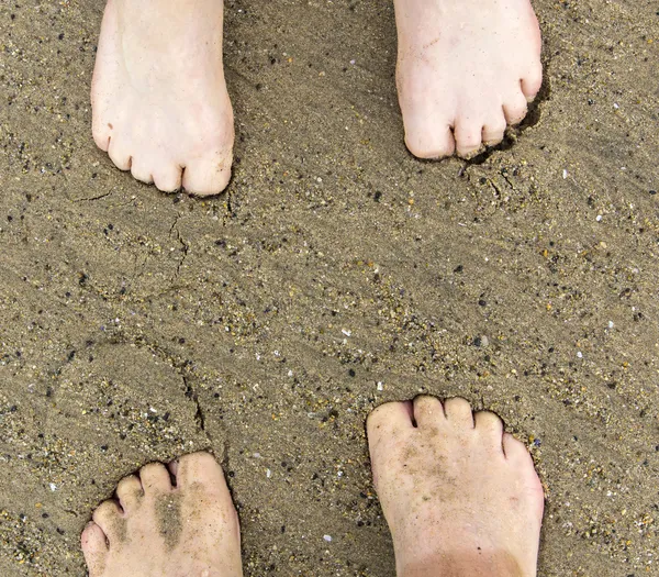 Füße von Vater und Sohn am Strand — Stockfoto