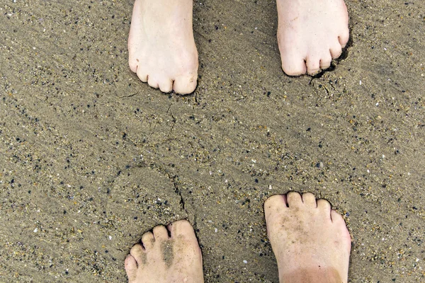 Pieds de père et fils à la plage — Photo