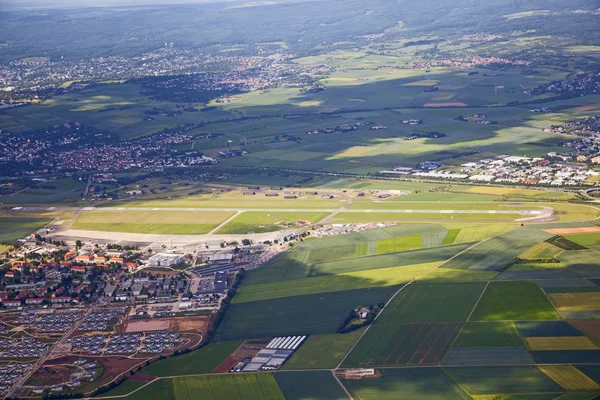 Вид с воздуха с аэропортом в сельской местности Эйфеля — стоковое фото