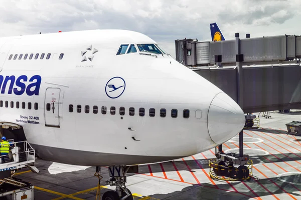 Lufthansa Flight készen áll a fejét a kifutópálya — Stock Fotó