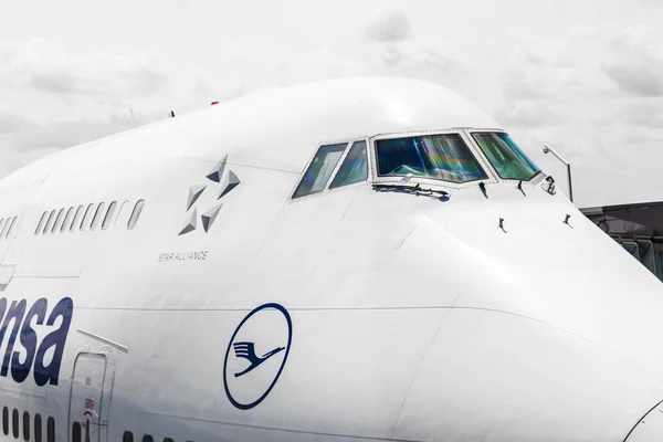 Lufthansa-Flug bereit für Start und Landebahn — Stockfoto