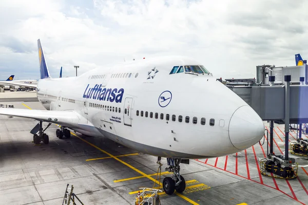 Lufthansa flyg redo att huvudet till banan — Stockfoto