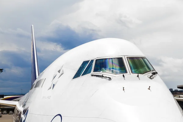 Lufthansa Flight készen áll a fejét a kifutópálya — Stock Fotó