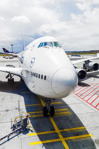 Lufthansa vlucht klaar om hoofd naar Start-en landingsbaan — Stockfoto