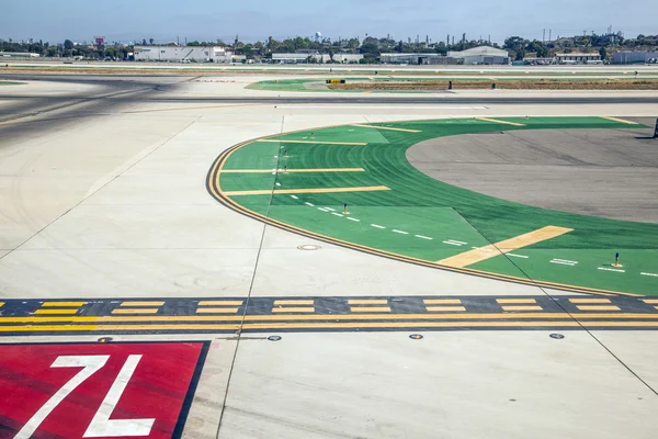 Landebahn mit Markierungen am Flughafen — Stockfoto