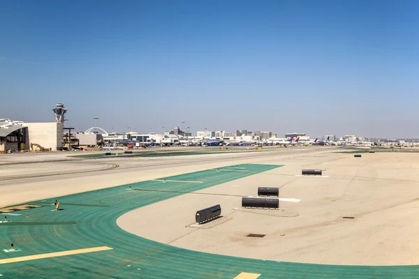 Landebahn mit Markierungen am Flughafen — Stockfoto