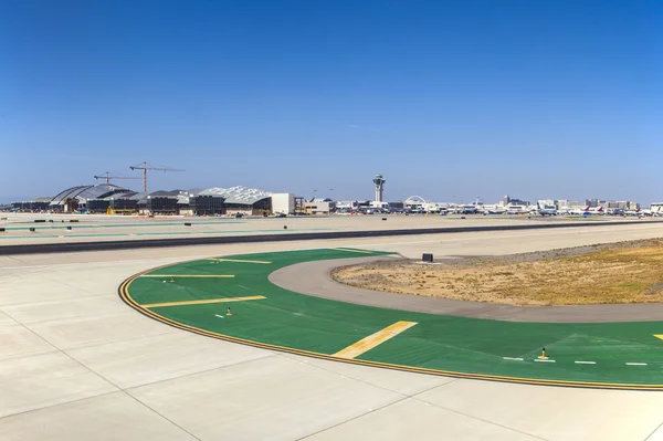 Start-en landingsbaan met merken op de luchthaven — Stockfoto