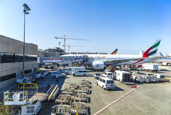 Parcheggio Emirates Airlines Boeing 767 in posizione gate — Foto Stock