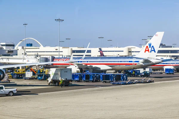 Az American Airlines, jet Boeing 767, parkolás a kapu helyzetét — Stock Fotó