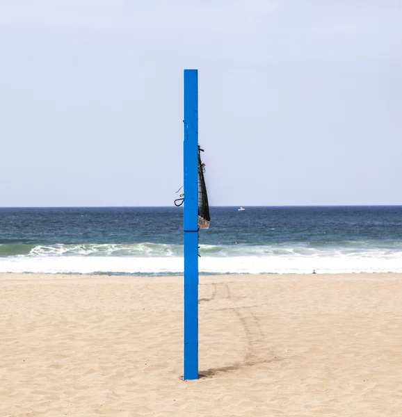 Puesto de voleibol en la playa en azul —  Fotos de Stock