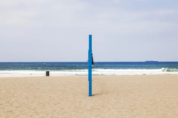 Футбольный пост на пляже в синем — стоковое фото