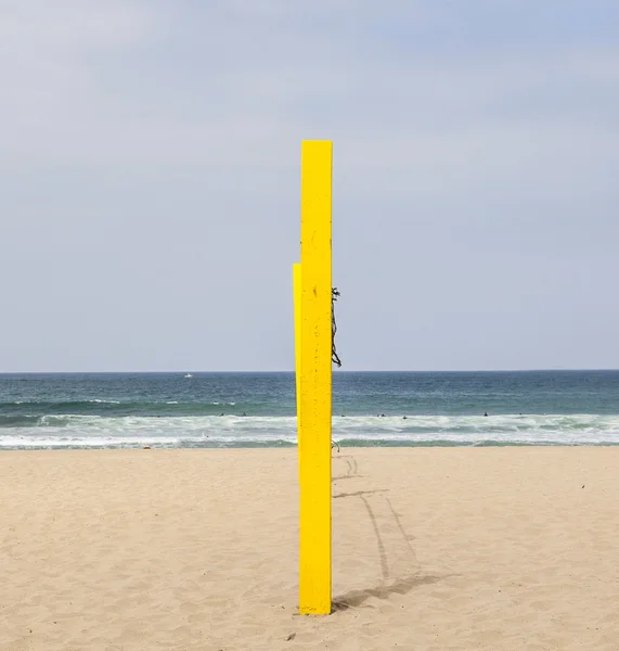 Волейбольний пост на пляжі в синьому — стокове фото