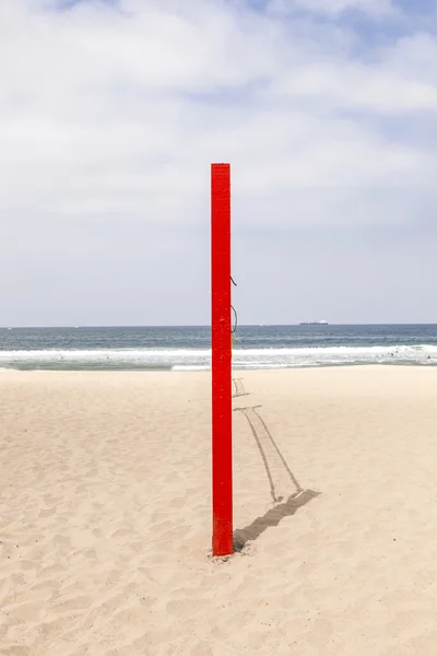 Post w piłce siatkowej na plaży w kolorze niebieskim — Zdjęcie stockowe