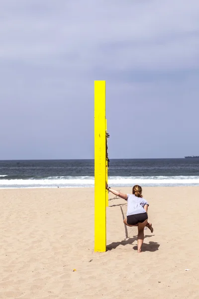 Volleyboll post vid stranden i blå — Stockfoto