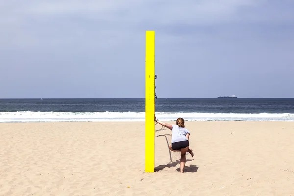 Puesto de voleibol en la playa en azul —  Fotos de Stock