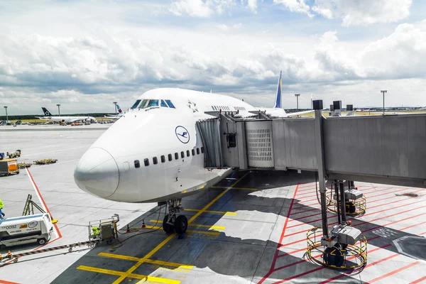 Lufthansa польоту готові голову до злітно-посадкової смуги — стокове фото