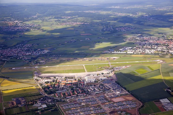 Letecká krajina pohled s letištěm v venkovské oblasti eiffel — Stock fotografie