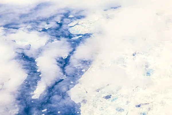Eisdecke schwimmt auf dem arktischen Ozean — Stockfoto