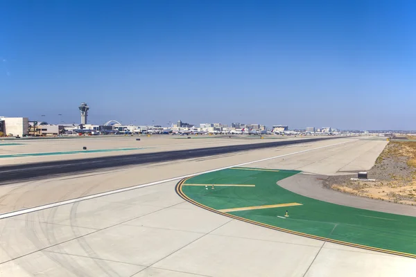 Start-en landingsbaan met merken op de luchthaven — Stockfoto