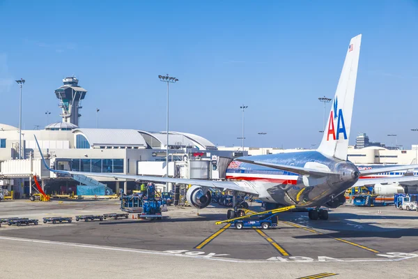 Az American Airlines, jet Boeing 767, parkolás a kapu helyzetét — Stock Fotó