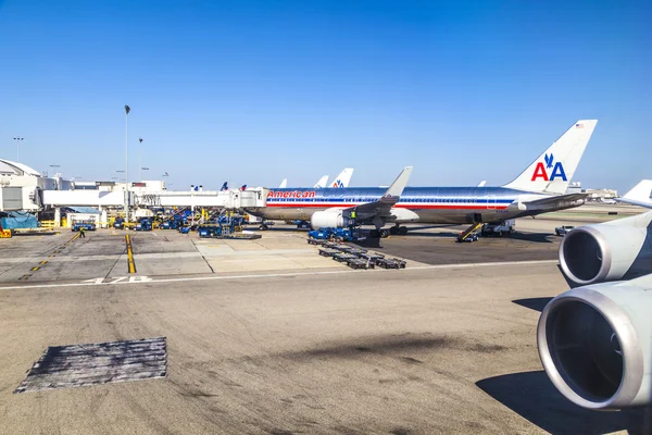 American Airlines jet Boeing 767 estacionamento na posição de portão — Fotografia de Stock