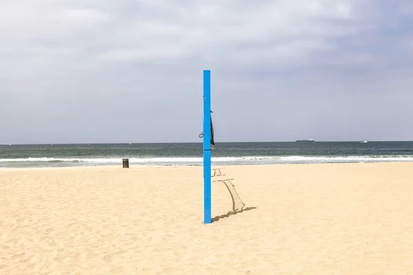 Post w piłce siatkowej na plaży w kolorze niebieskim — Zdjęcie stockowe