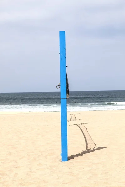 Puesto de voleibol en la playa en azul — Foto de Stock